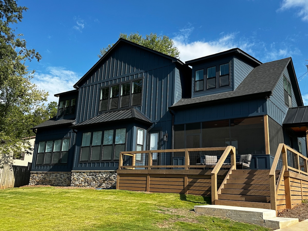 Down Yonder, a navy lake house on Lake Harding