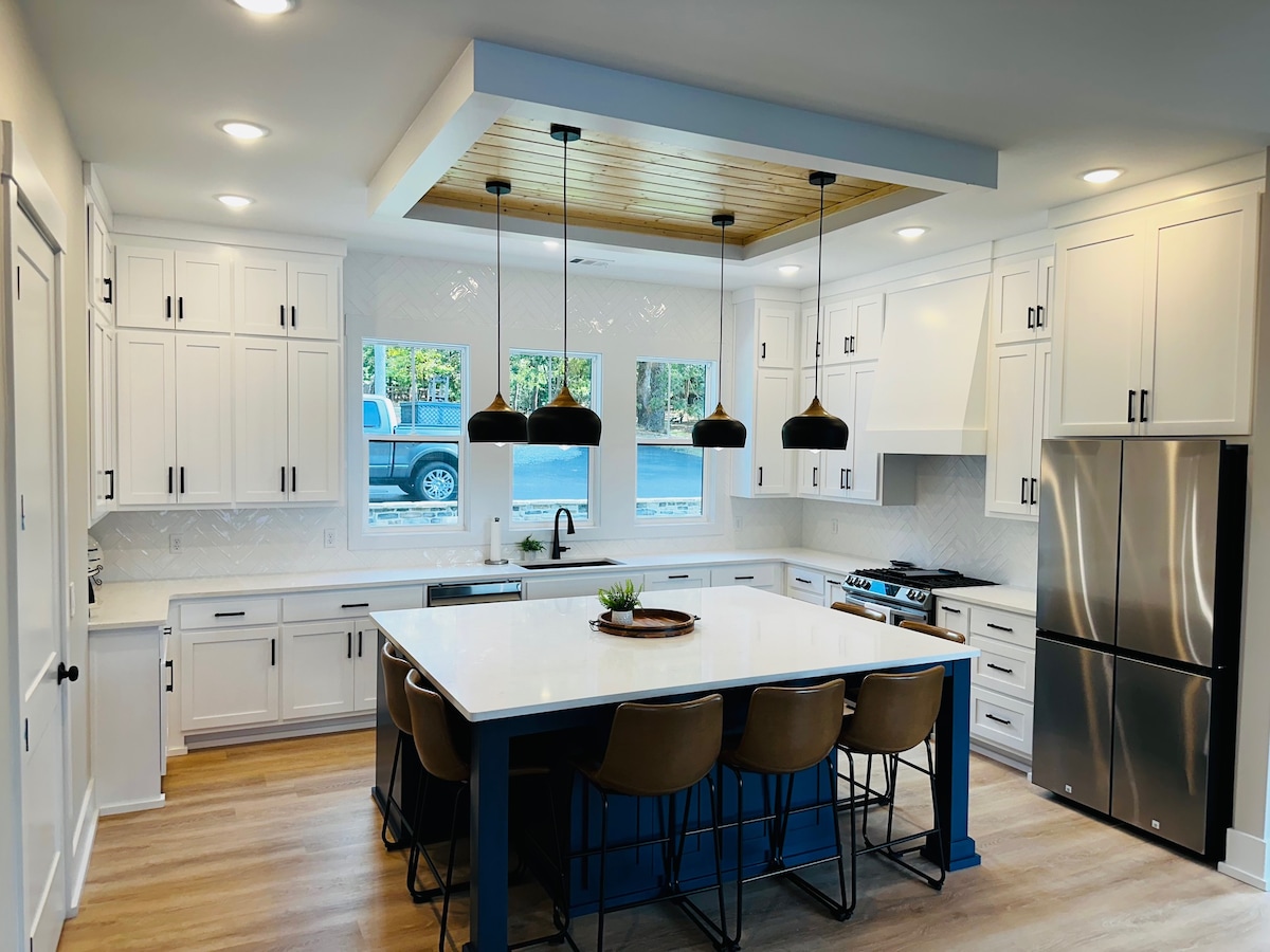 Gourmet kitchen with navy island